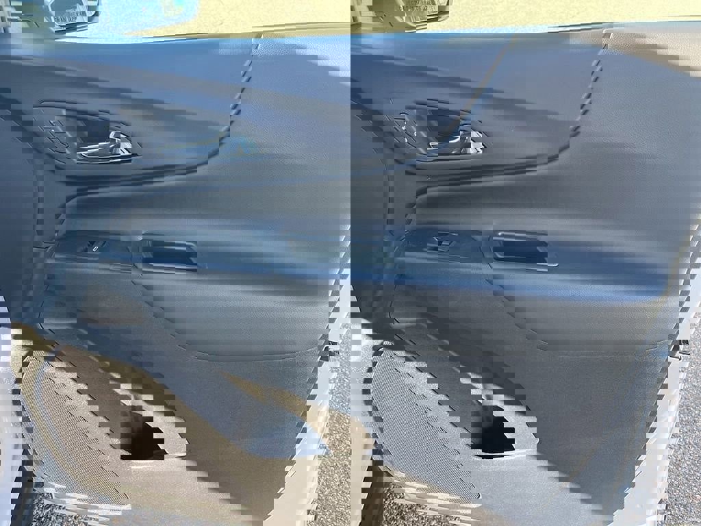 Used 2023 Chevrolet Equinox LT image 57