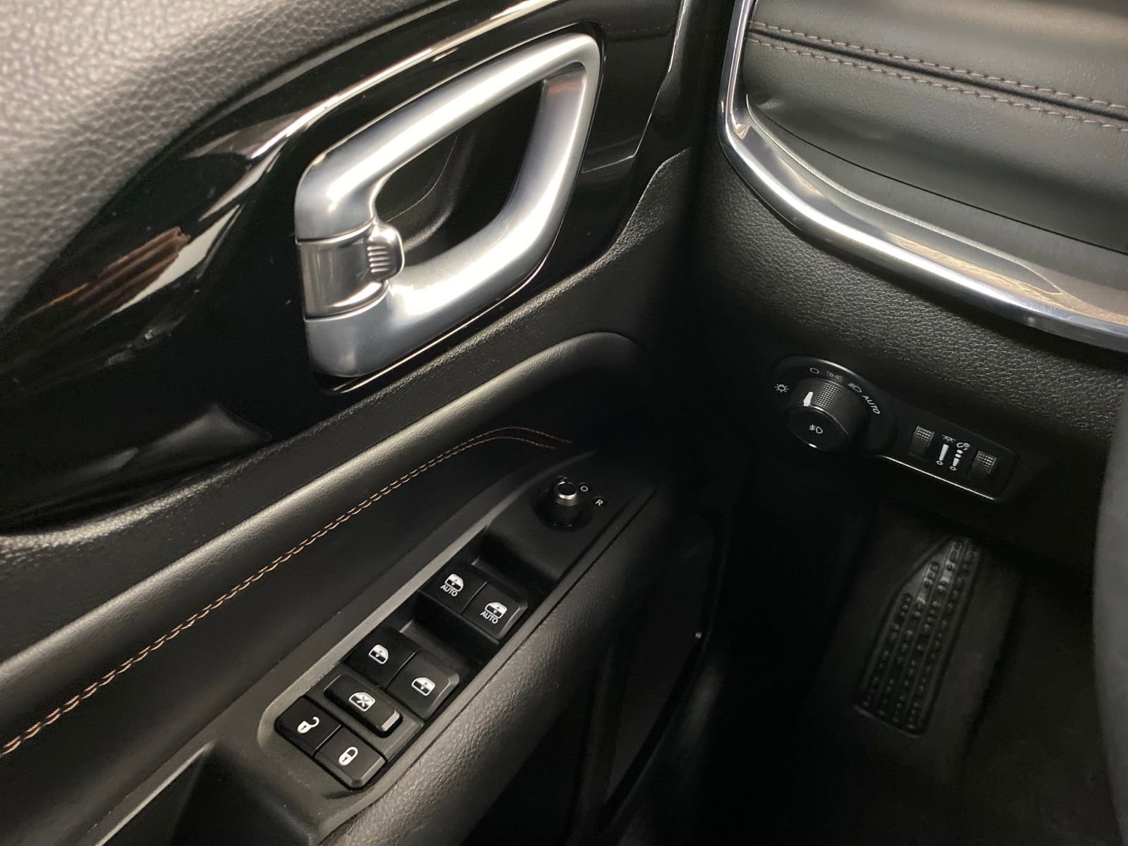 Used 2023 Jeep Compass Limited image 18