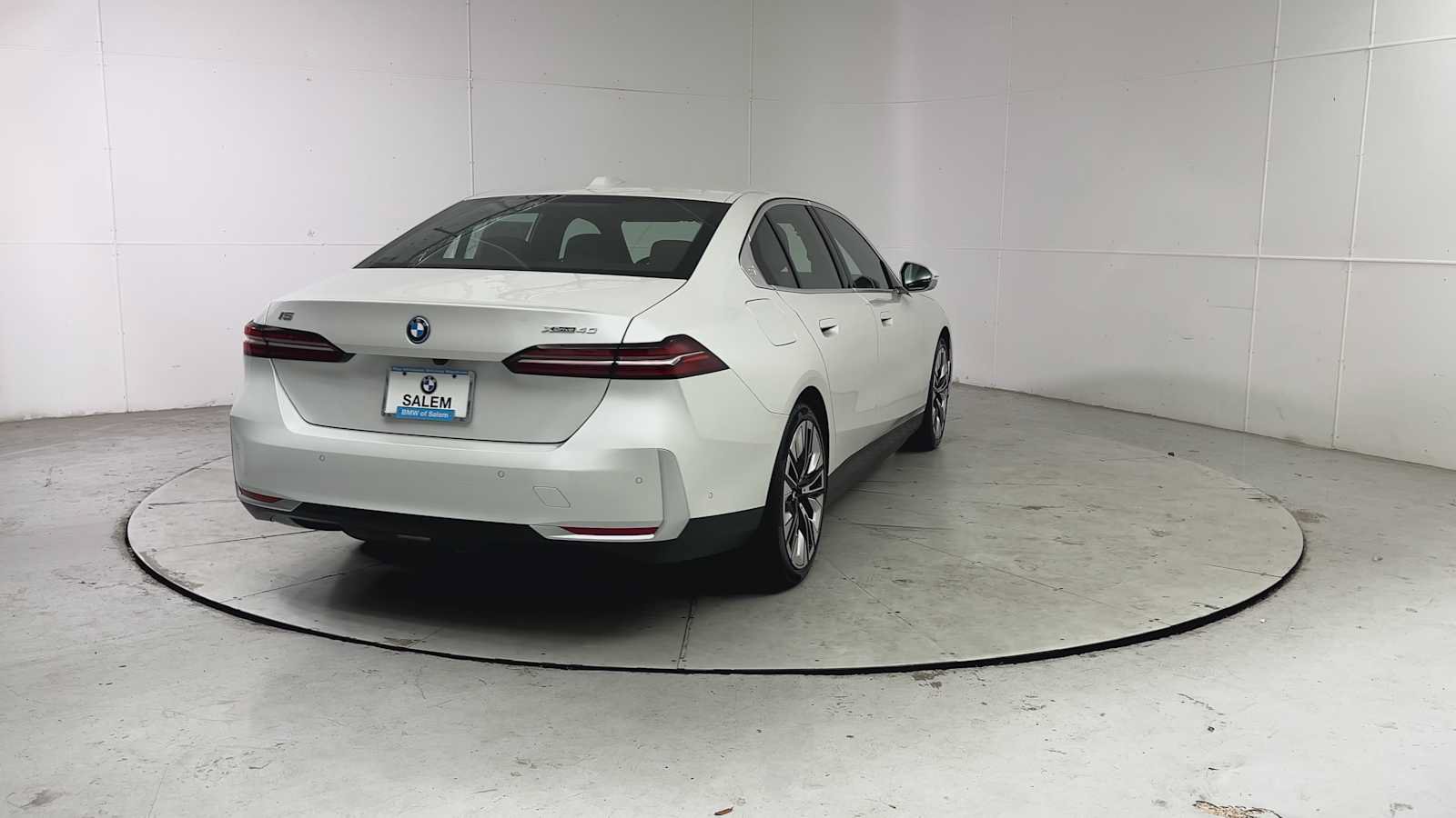 New 2027 BMW i5 xDrive40 AWD/4WD image 2