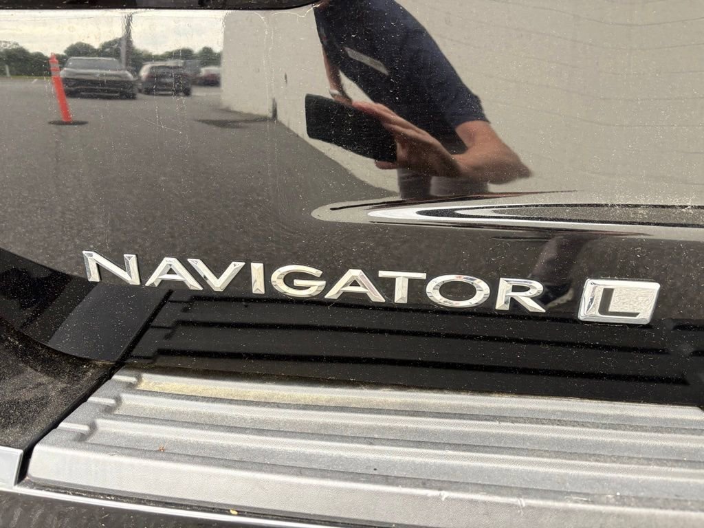 Used 2016 Lincoln Navigator L Select AWD/4WD image 4
