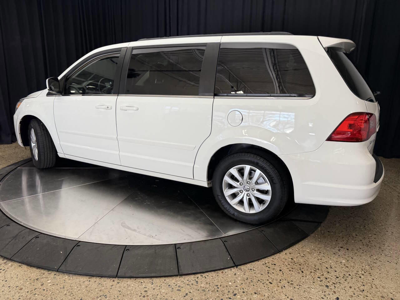 Used 2012 Volkswagen Routan SE FWD image 4