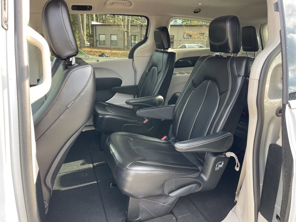 Used 2024 Chrysler Pacifica Touring-L image 21