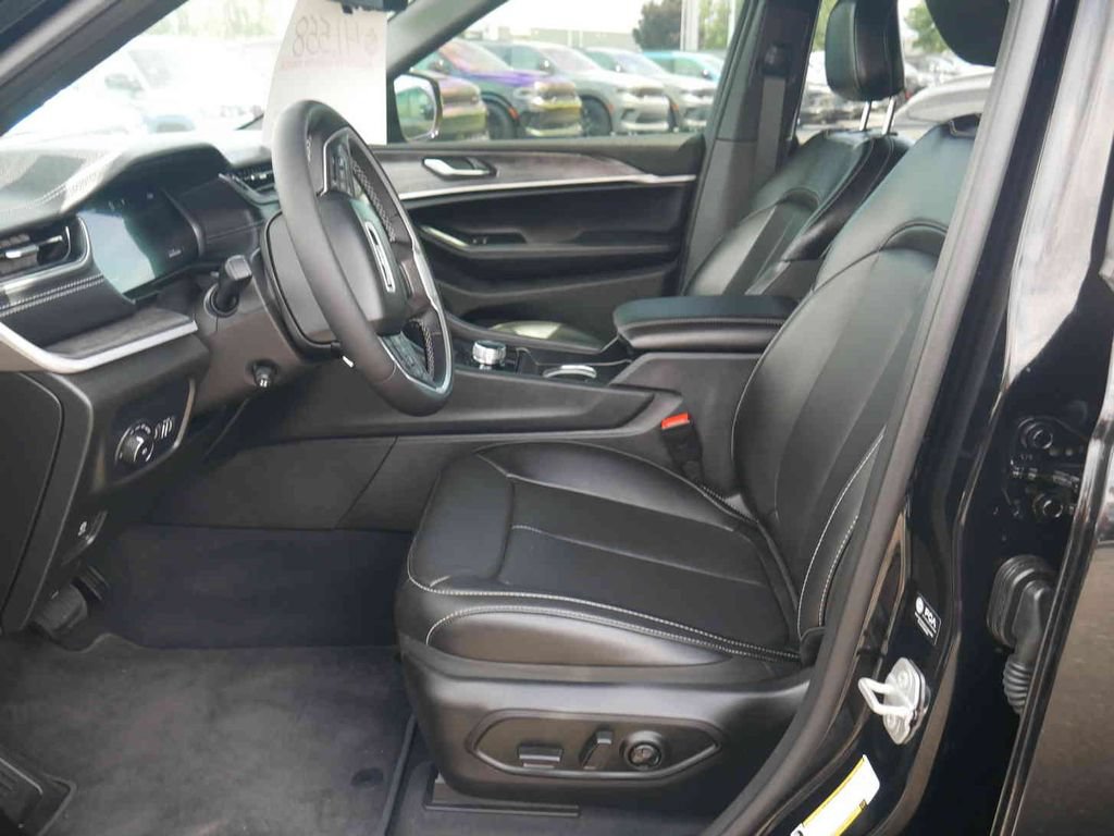 Certified 2025 Jeep Grand Cherokee Limited w/ Luxury Tech Group II AWD/4WD image 25