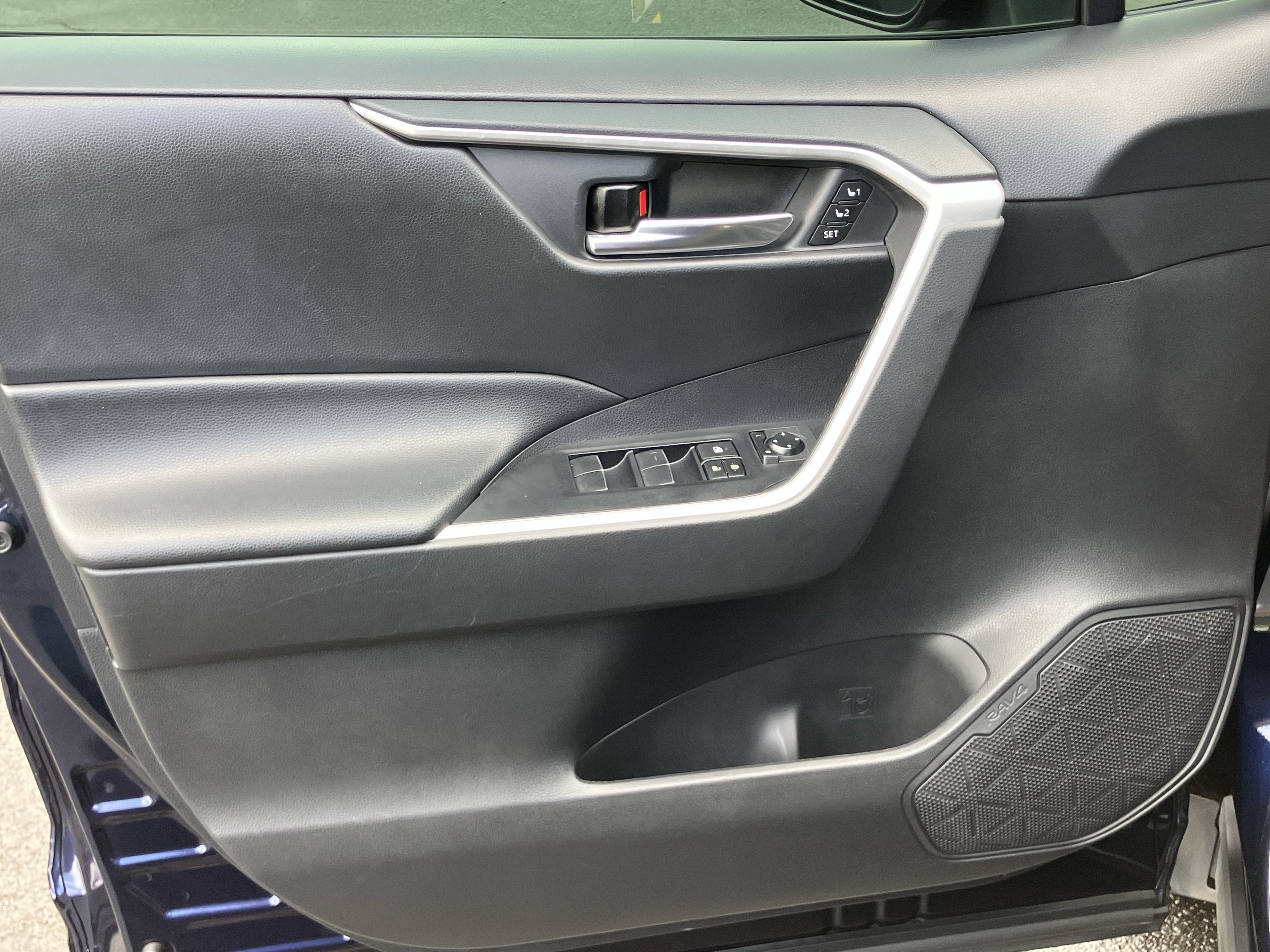 Used 2021 Toyota RAV4 XLE Premium FWD image 14