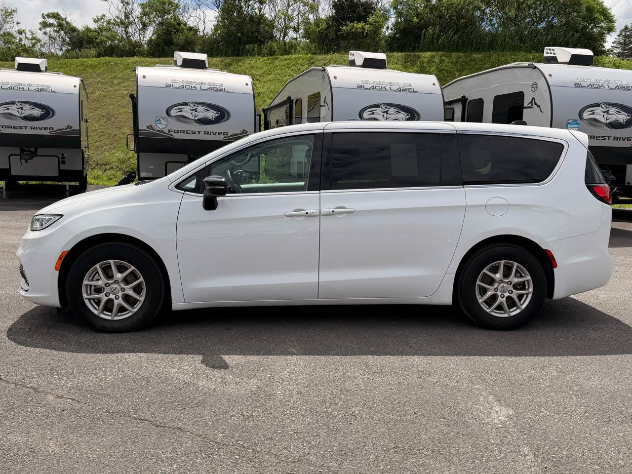 Used 2024 Chrysler Pacifica Touring-L FWD image 8