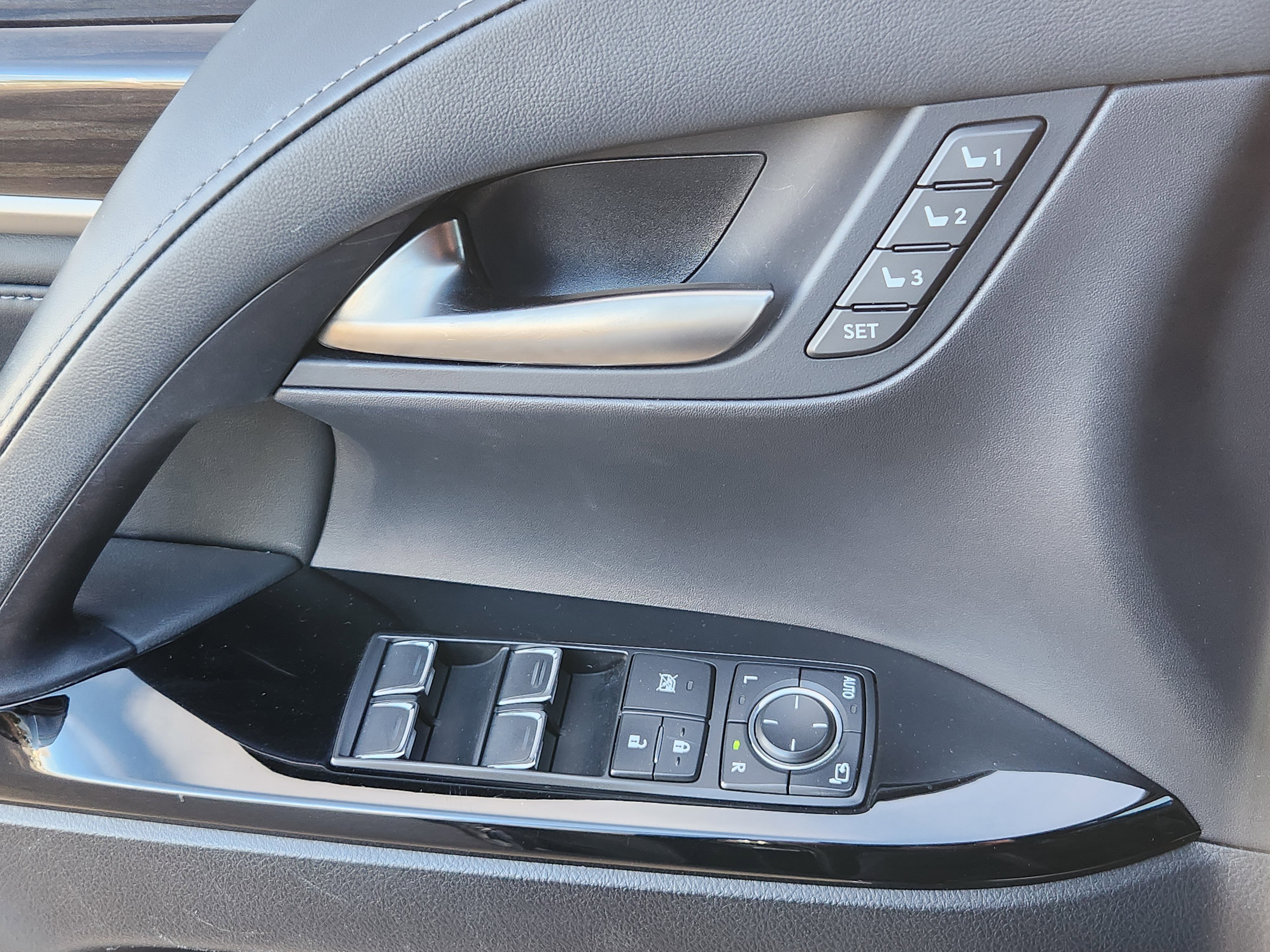 Used 2021 Lexus LX 570 4WD w/ 3rd Row & Luxury Pkg image 12