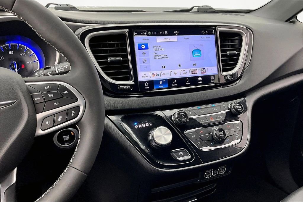 Used 2025 Chrysler Pacifica Select image 6