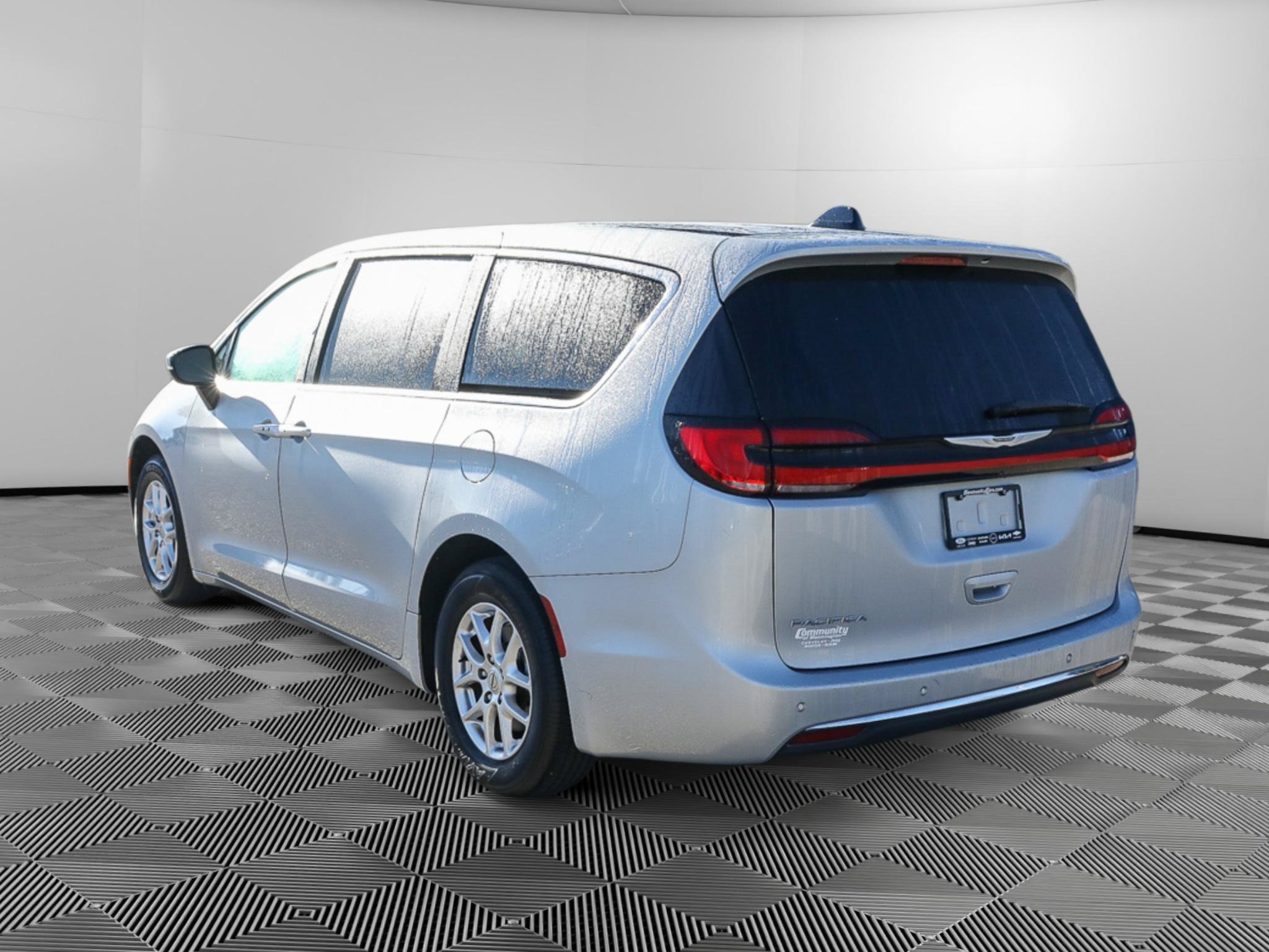 Used 2023 Chrysler Pacifica Touring-L FWD image 5