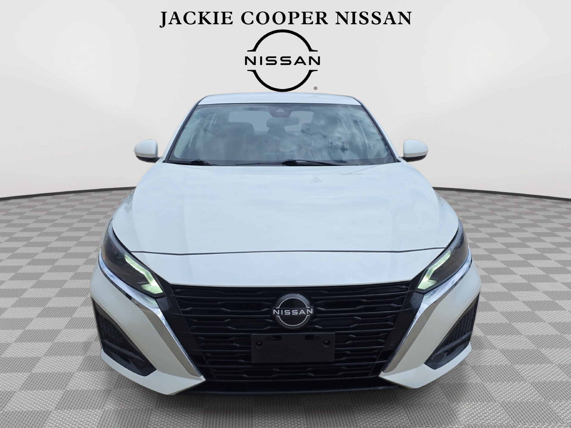 Used 2023 Nissan Altima 2.5 SV FWD image 2