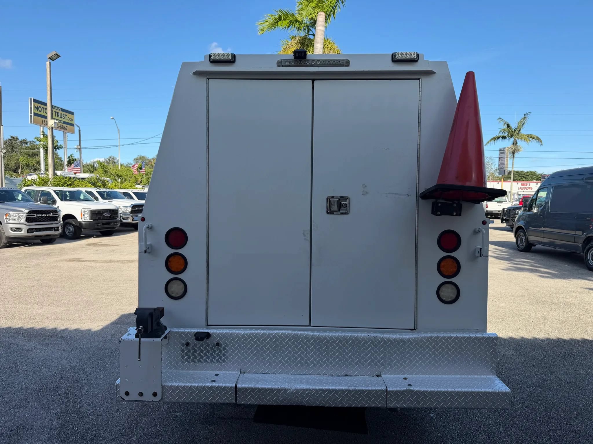Used 2019 Freightliner Sprinter 3500 w/ Premium Package RWD image 7