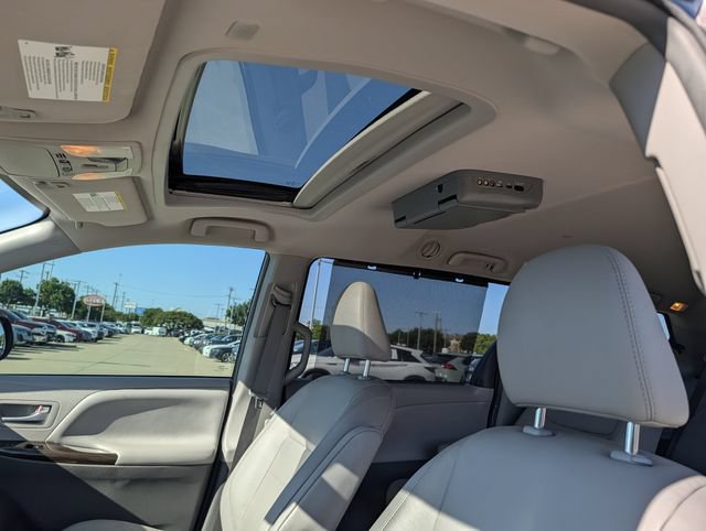 Used 2019 Toyota Sienna XLE w/ XLE Navigation Package FWD image 27