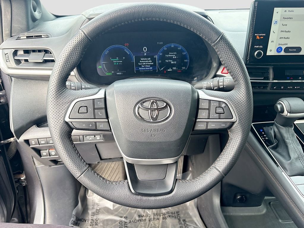 Used 2025 Toyota Sienna Limited image 11