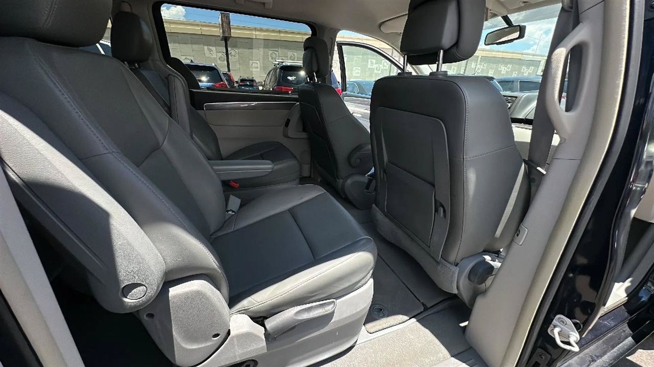Used 2010 Volkswagen Routan SE FWD image 28