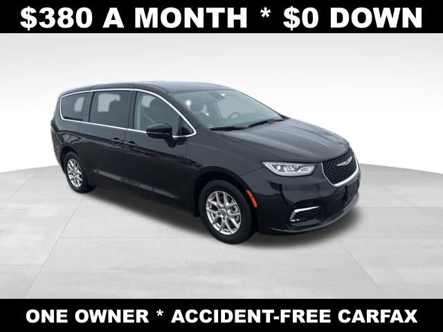 Used 2024 Chrysler Pacifica Touring-L FWD image 7