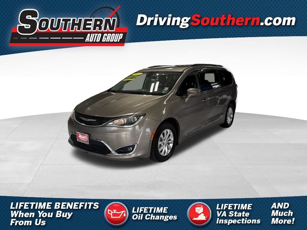 Used 2017 Chrysler Pacifica Touring-L FWD image 1
