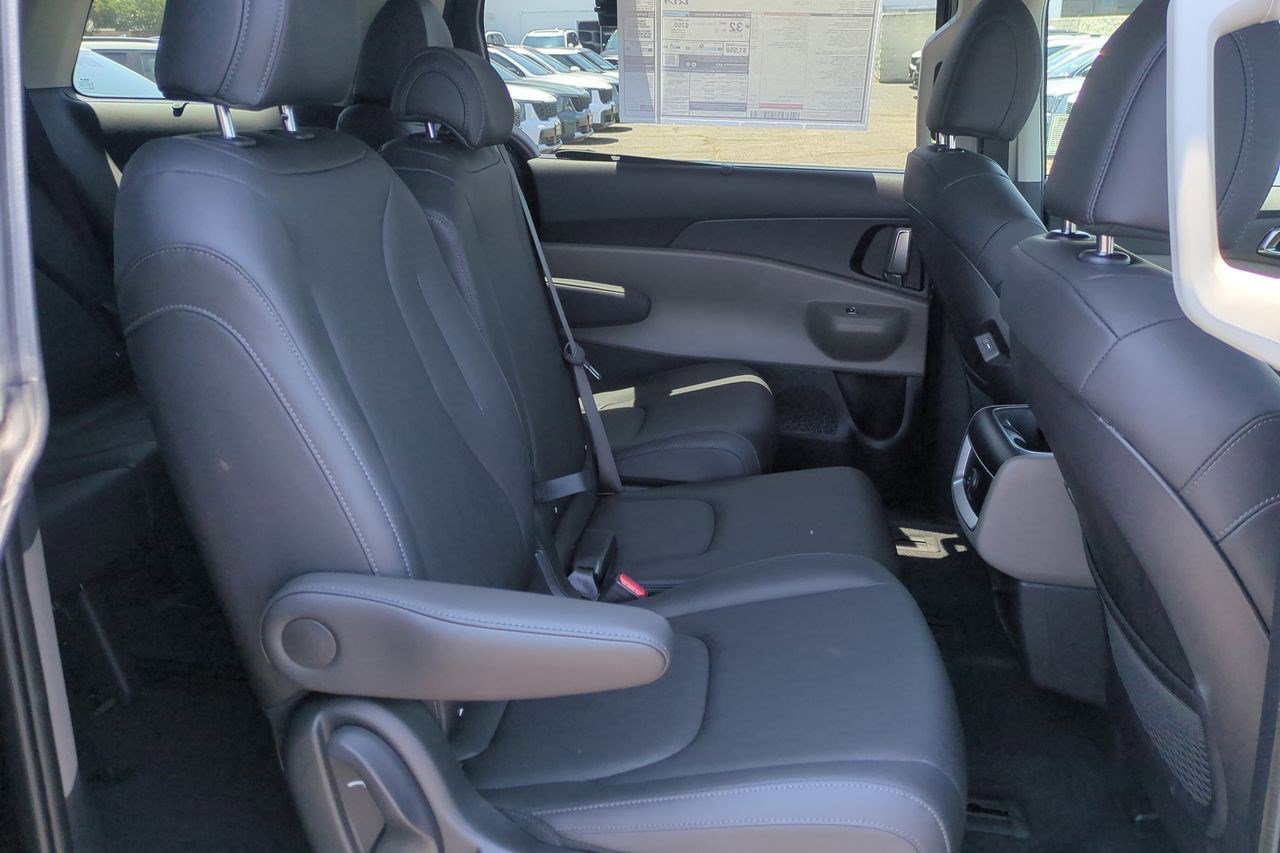 New 2026 Kia Carnival EX image 23