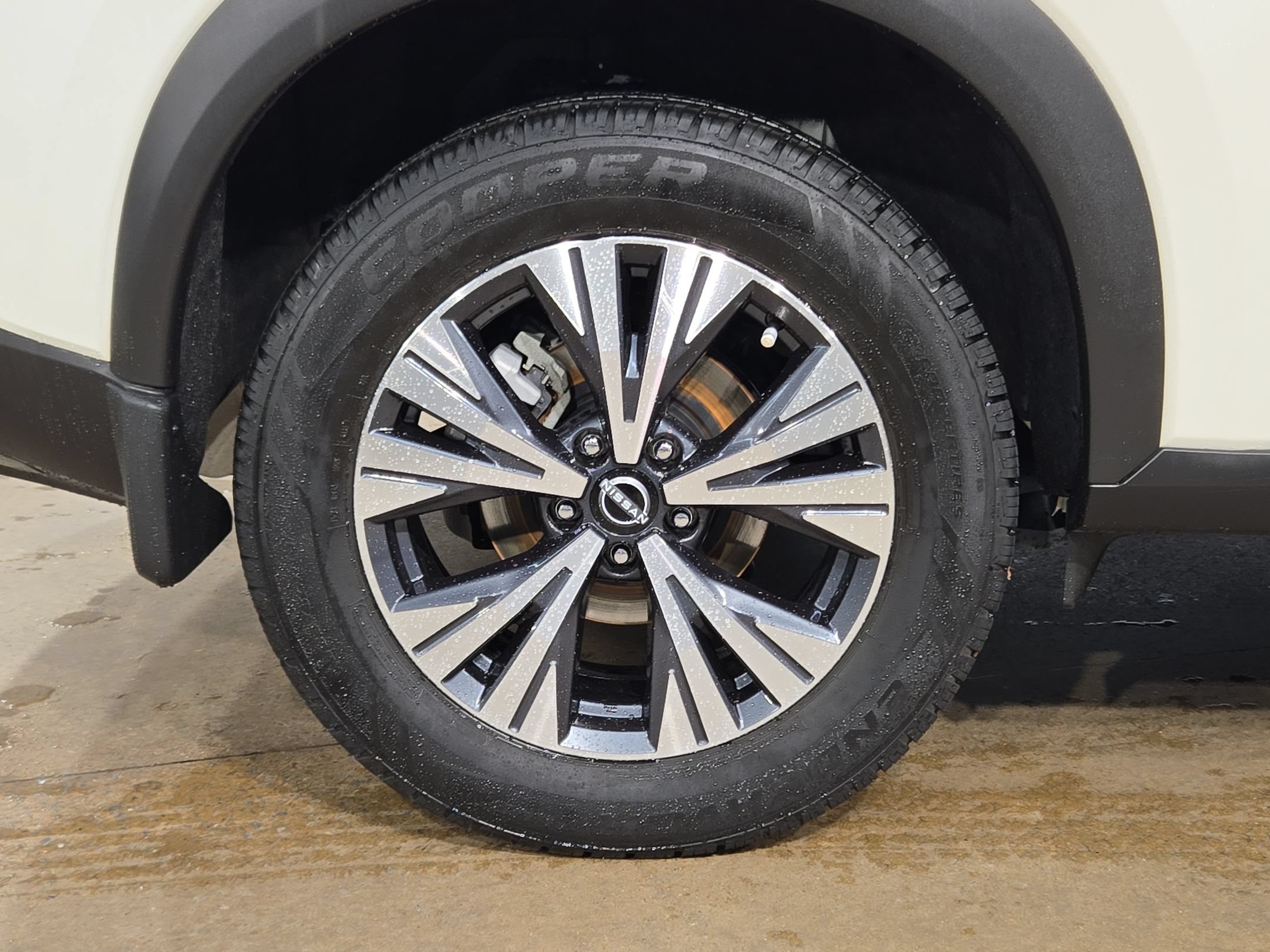 Used 2023 Nissan Rogue SV FWD image 17