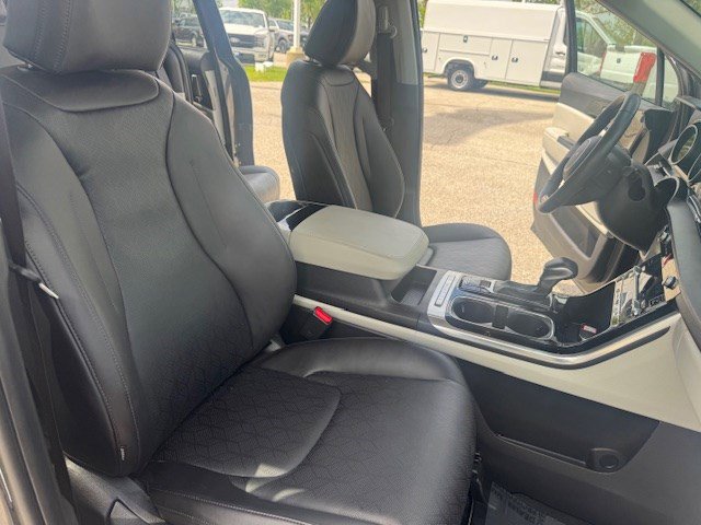 Used 2024 Kia Carnival EX FWD image 40