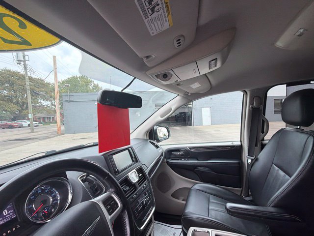 Used 2015 Chrysler Town & Country Touring FWD image 28