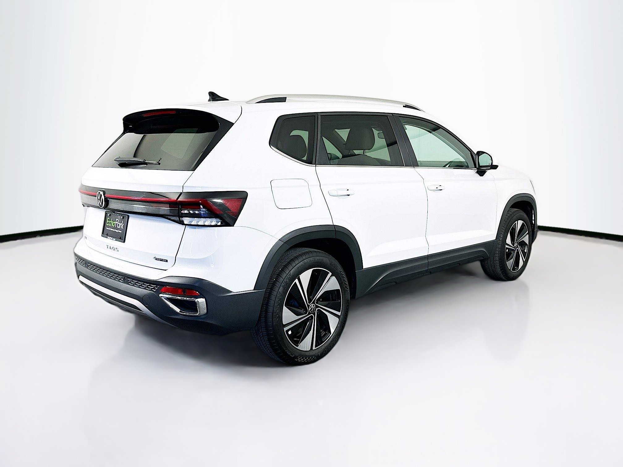 Used 2025 Volkswagen Taos SE w/ Panoramic Sunroof Package AWD/4WD image 9