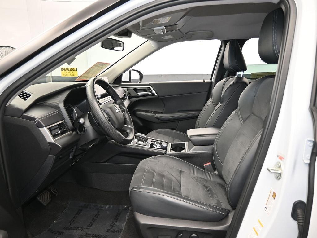 Used 2023 Mitsubishi Outlander SE image 11
