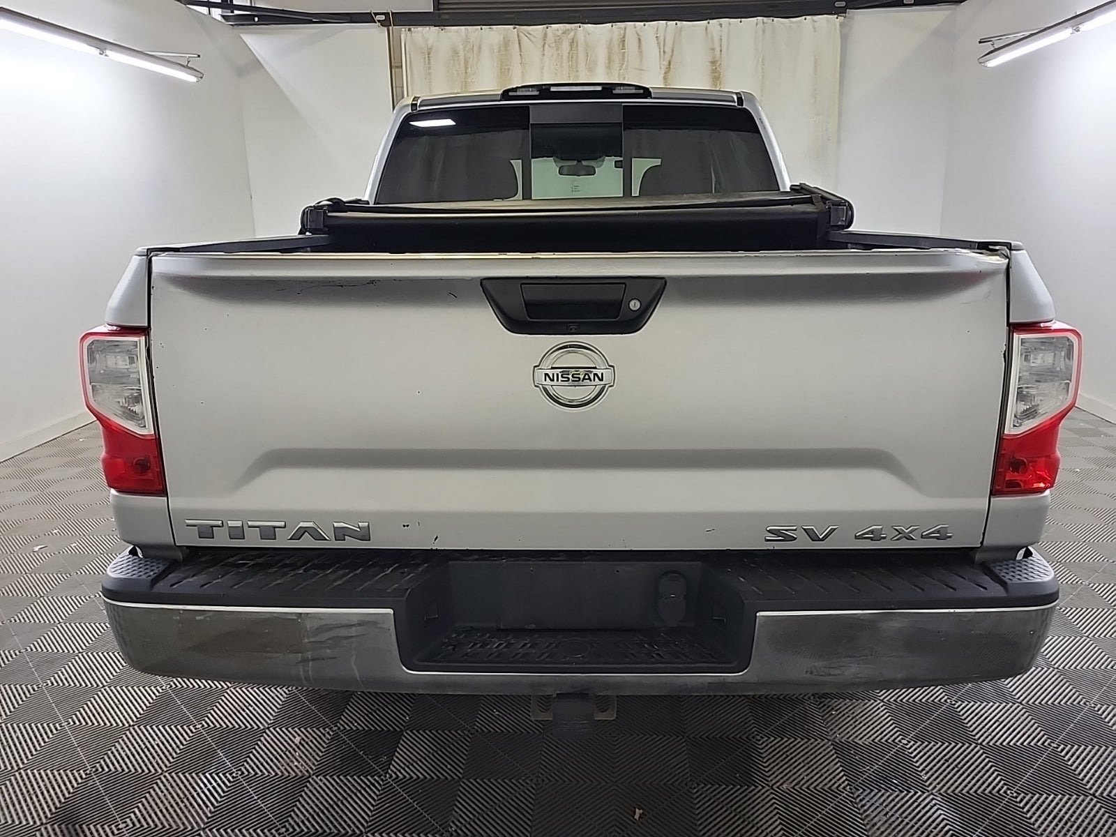 Used 2019 Nissan Titan SV image 5