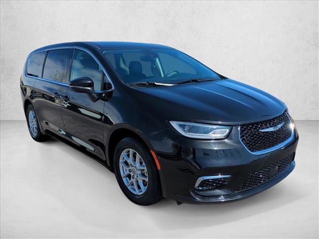 Used 2023 Chrysler Pacifica Touring-L FWD image 3