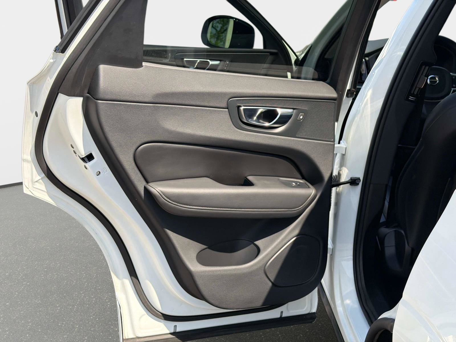 Certified 2025 Volvo XC60 B5 Core image 12