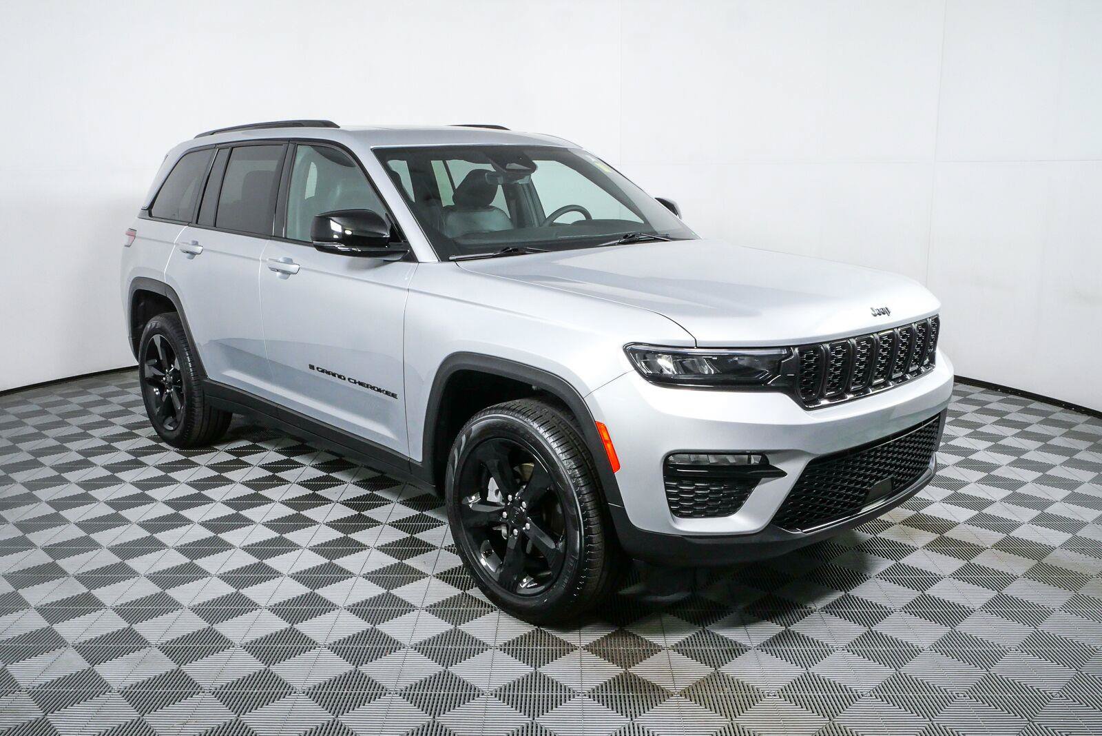 Used 2025 Jeep Grand Cherokee Limited w/ Black Appearance Package