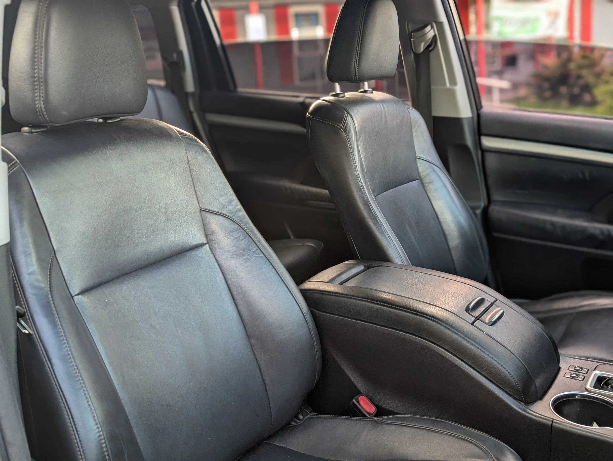 Used 2014 Toyota Highlander XLE FWD image 25