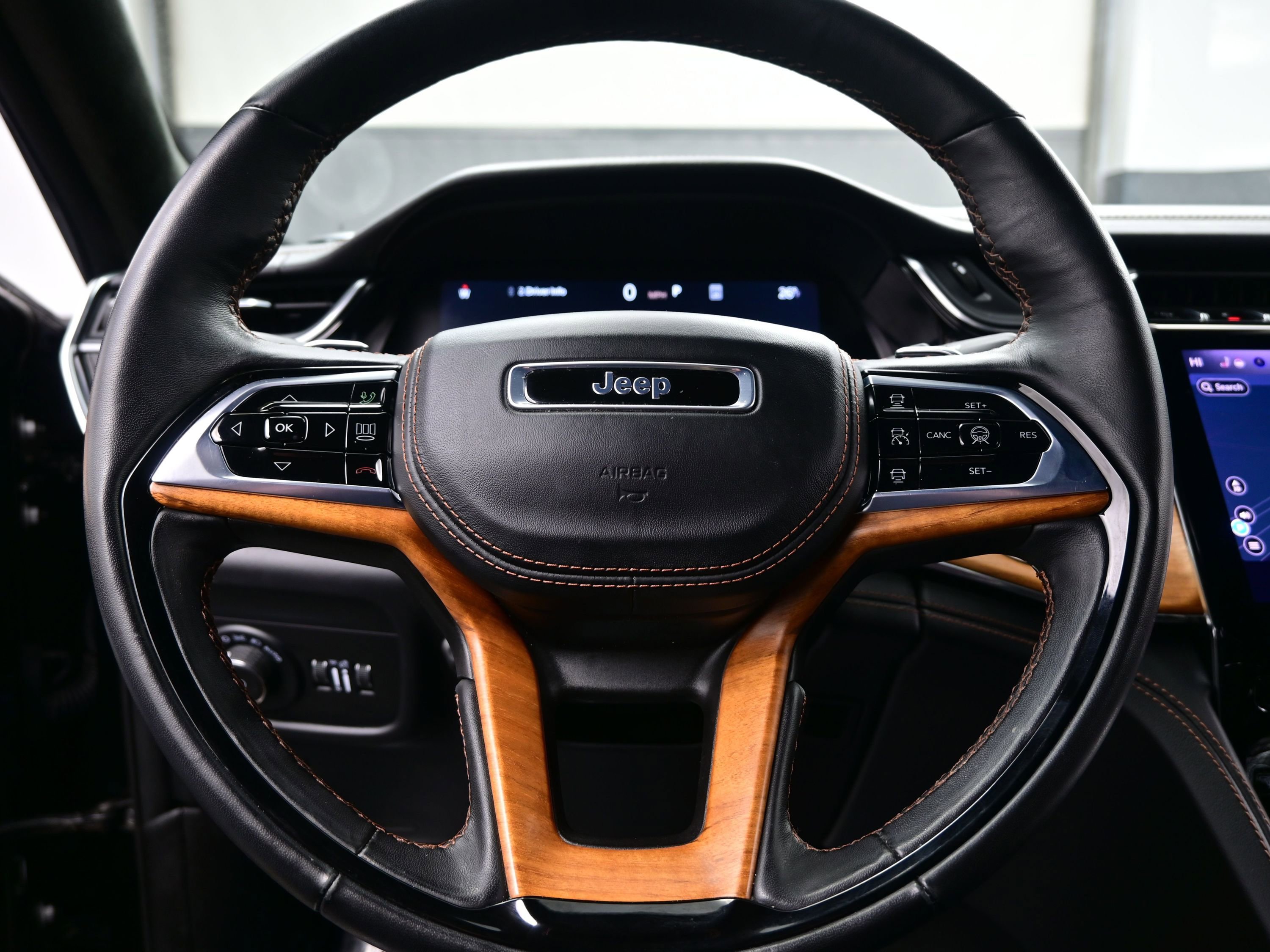 Used 2025 Jeep Grand Cherokee L Summit image 25