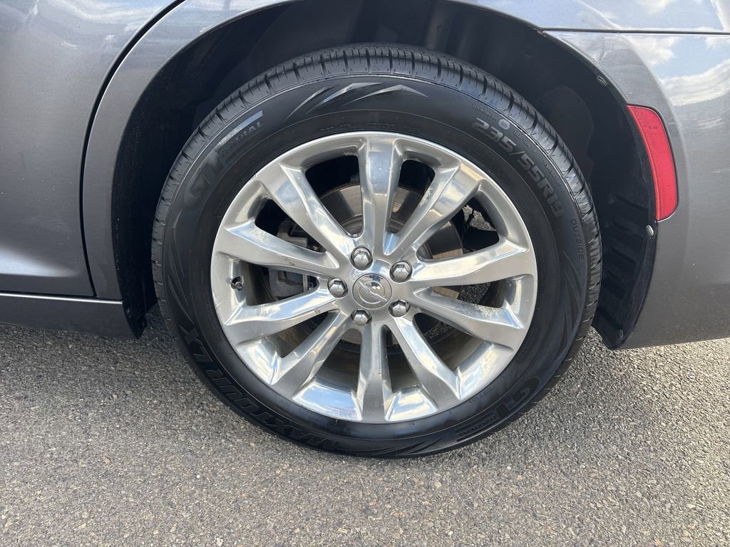 Used 2018 Chrysler 300 Limited w/ Safetytec Plus Group image 31