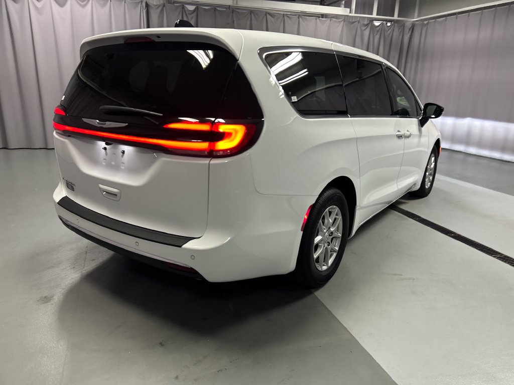 Used 2026 Chrysler Pacifica Select FWD image 7