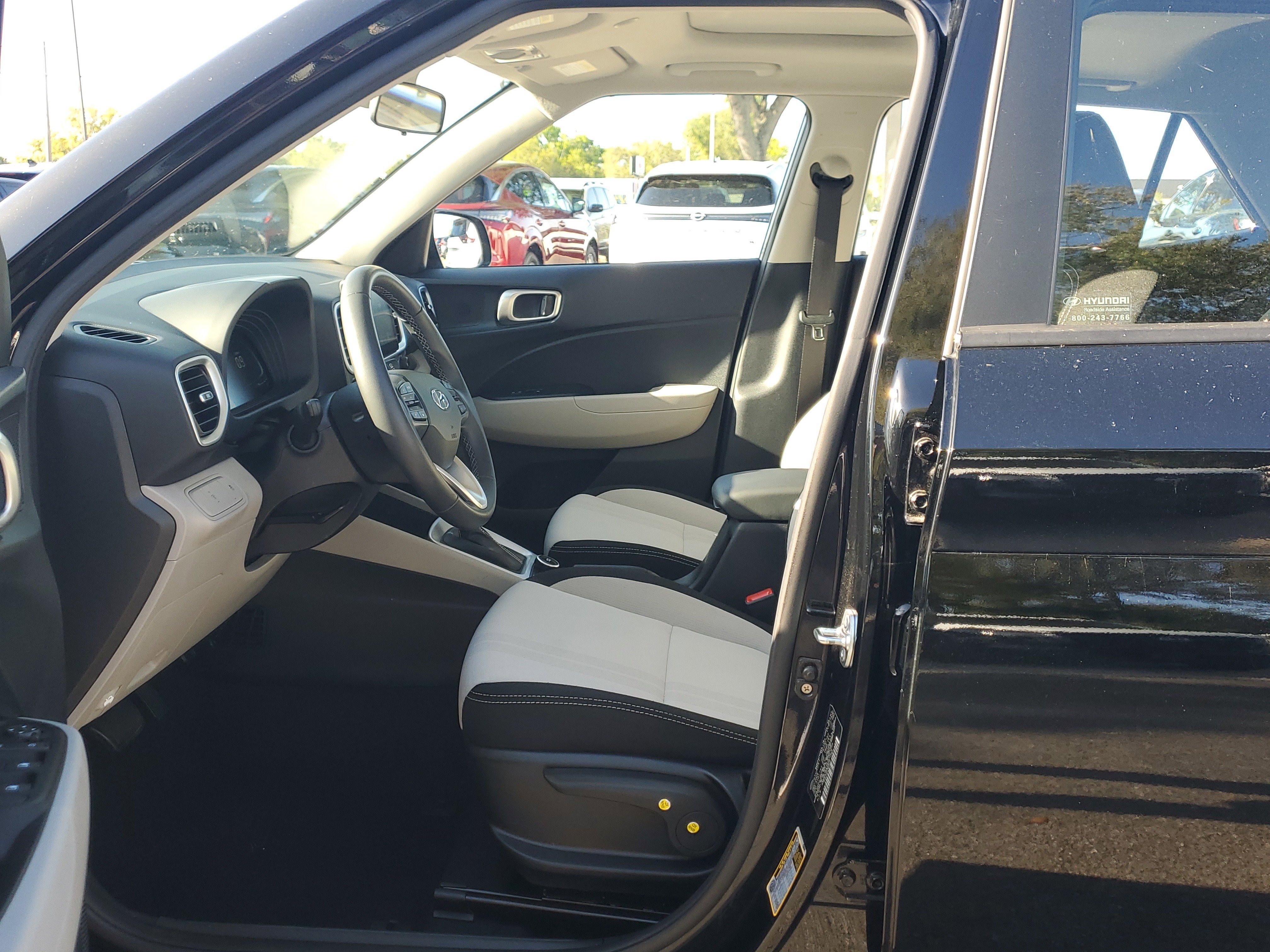 Used 2025 Hyundai Venue SEL FWD image 19