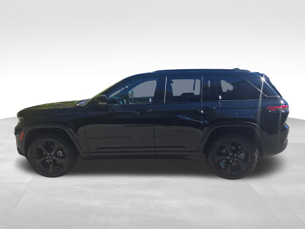 Used 2024 Jeep Grand Cherokee Limited w/ Black Appearance Package AWD/4WD image 3