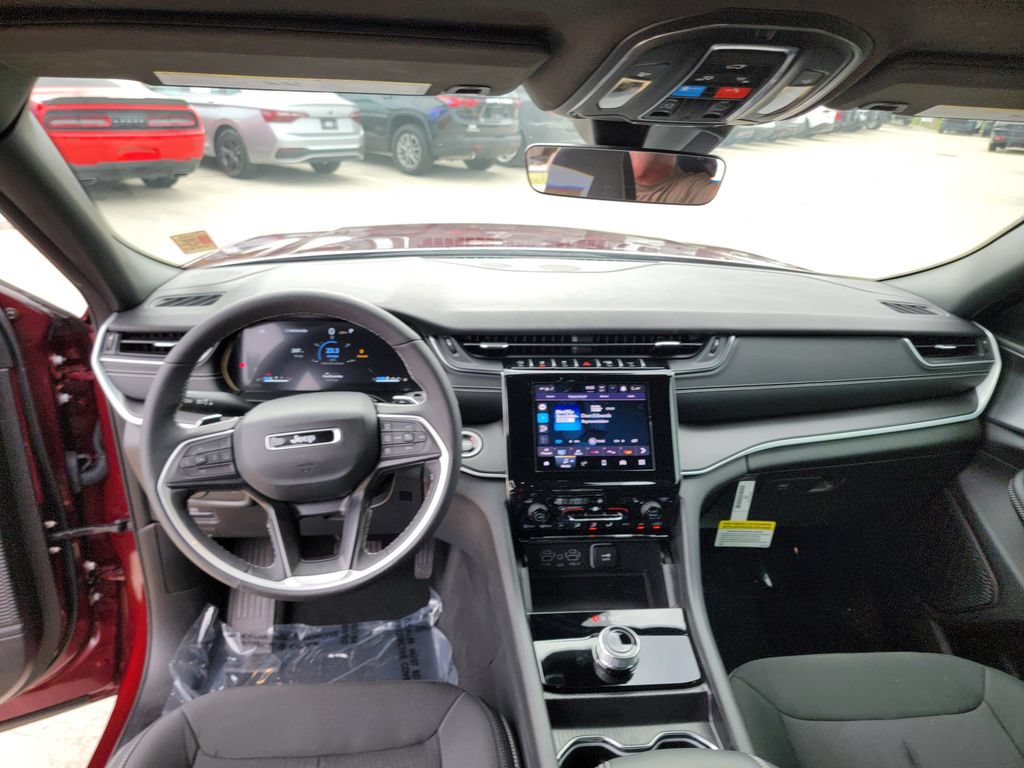 Used 2025 Jeep Grand Cherokee Laredo X w/ Luxury Tech Group I AWD/4WD image 17