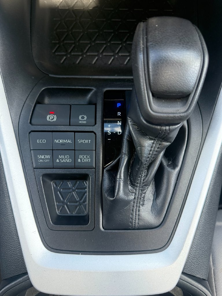 Used 2021 Toyota RAV4 XLE w/ Convenience Package AWD/4WD image 16