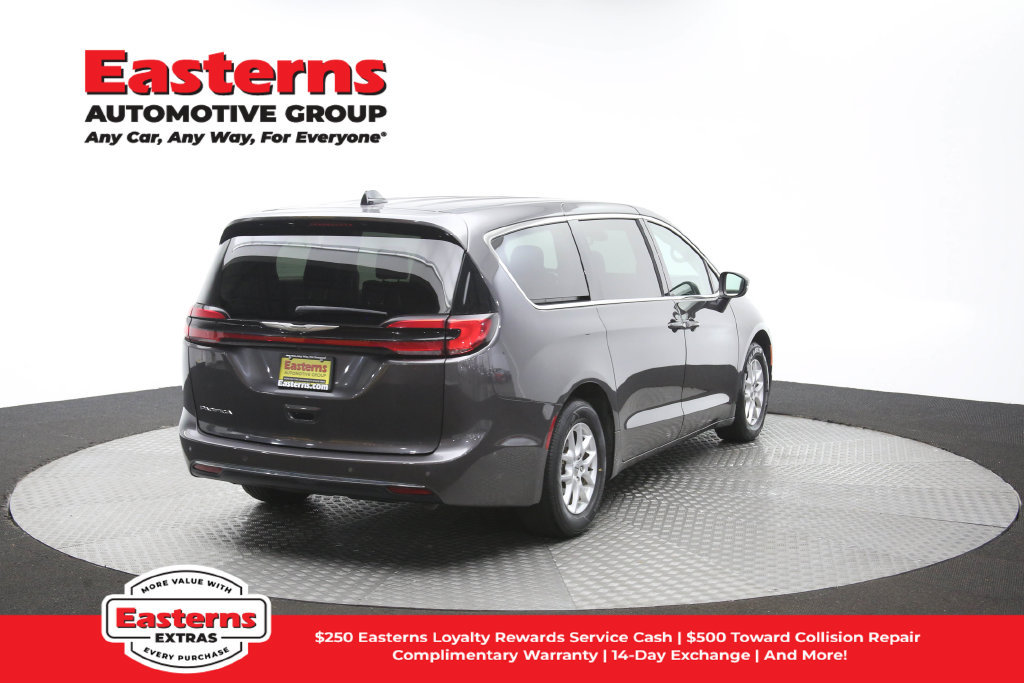 Used 2023 Chrysler Pacifica Touring-L FWD image 42