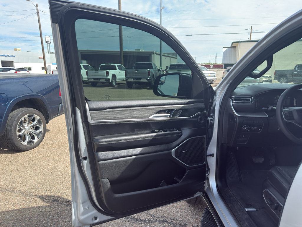 Used 2023 Jeep Wagoneer Series III w/ Preferred Equipment Group image 16