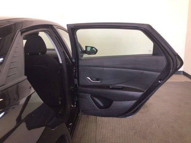 Used 2023 Hyundai Elantra SE FWD image 8