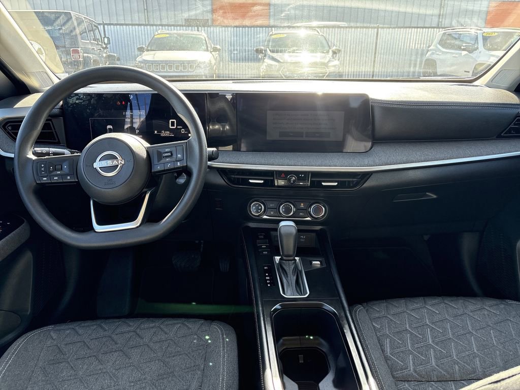 Used 2025 Nissan Kicks SV w/ Illumination Package image 9