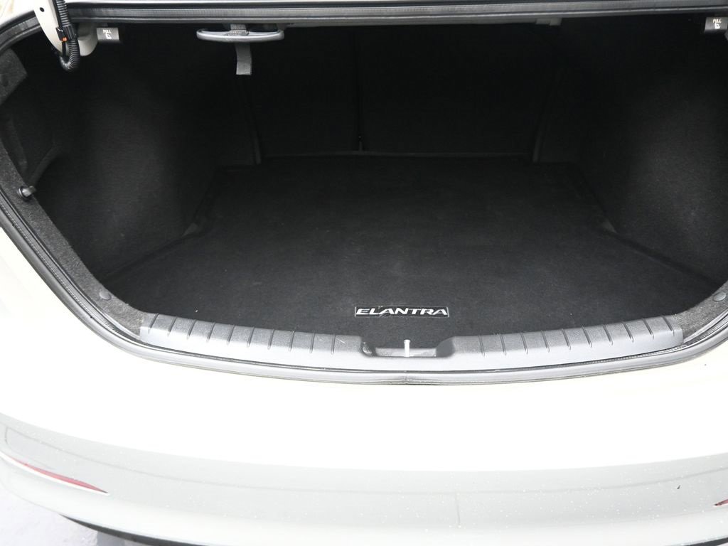 Used 2017 Hyundai Elantra SE w/ Cargo Package image 26