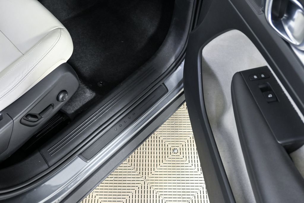 Used 2019 Volvo XC40 T5 Momentum image 24