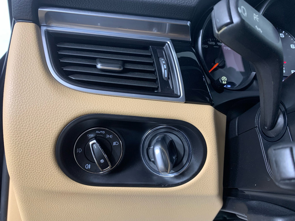 Used 2018 Porsche Macan image 17