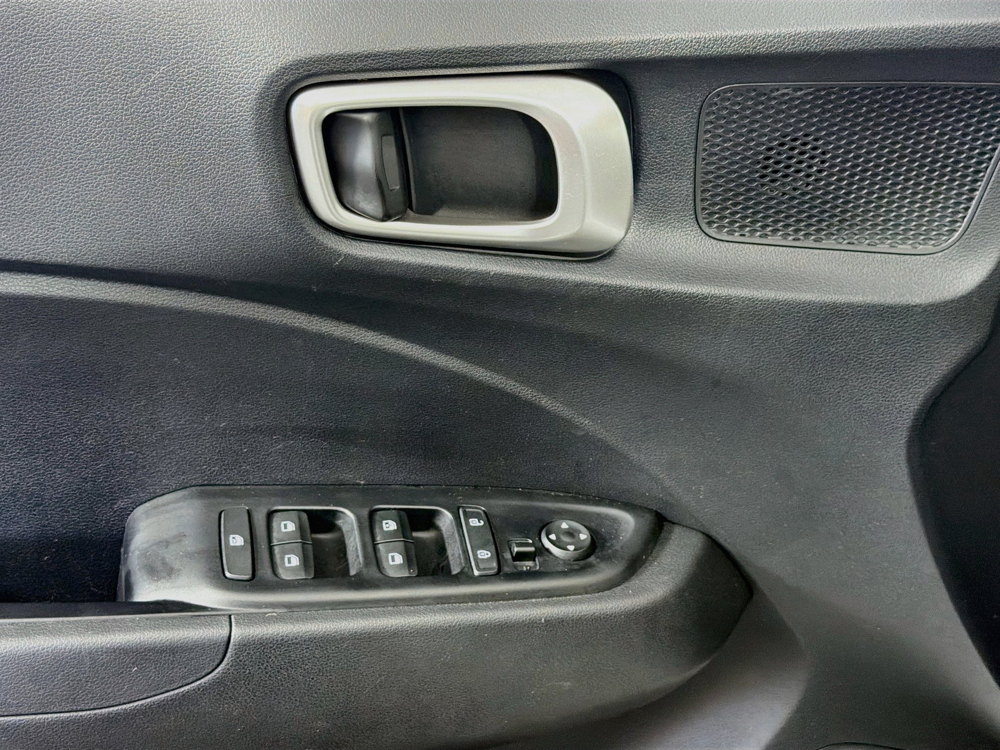 Used 2025 Hyundai Venue SEL FWD image 15