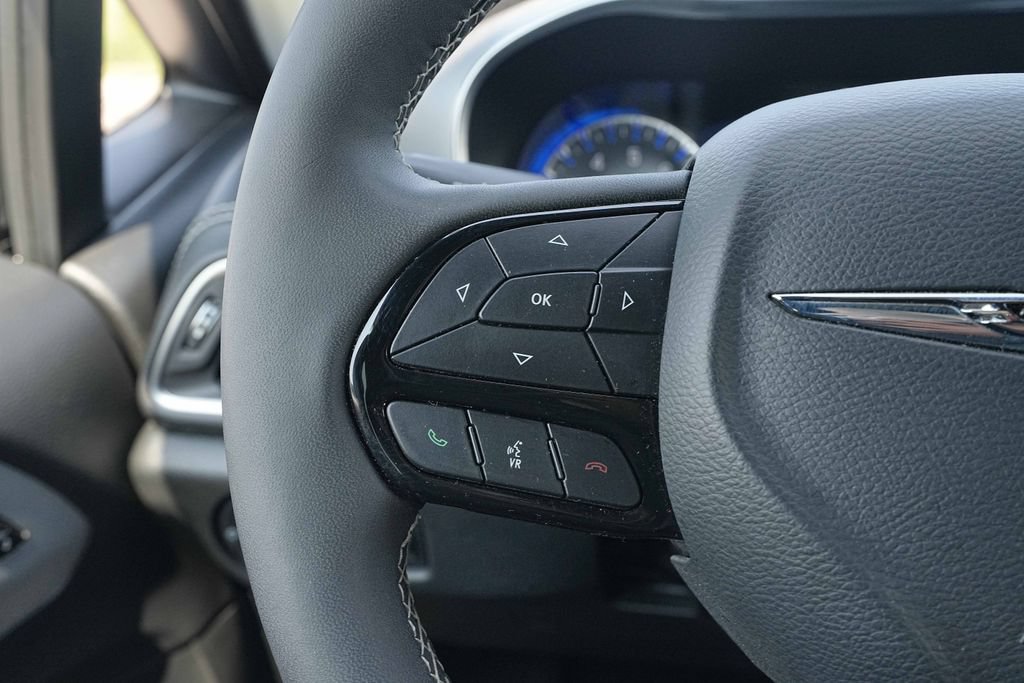 Used 2025 Chrysler Pacifica Limited FWD image 33