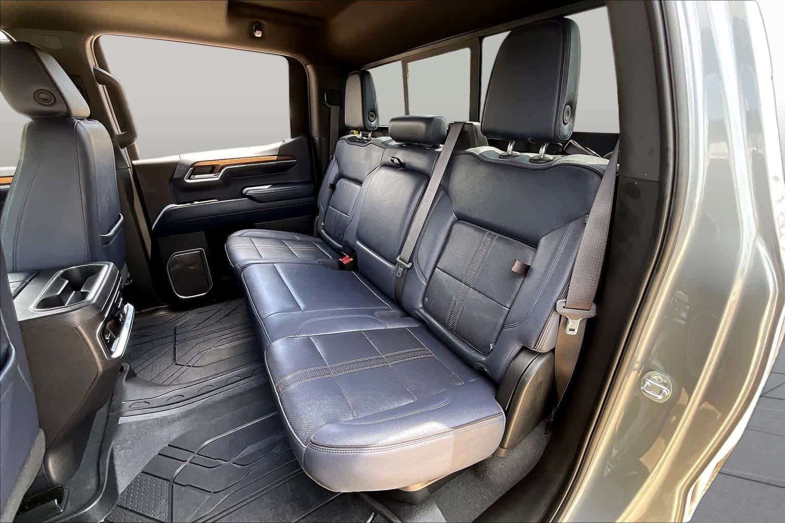 Used 2023 Chevrolet Silverado 1500 High Country w/ High Country Premium Package AWD/4WD image 35