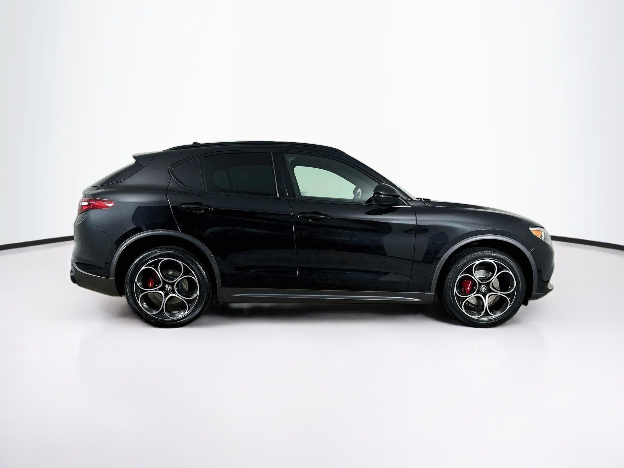 Used 2023 Alfa Romeo Stelvio Ti AWD/4WD image 10