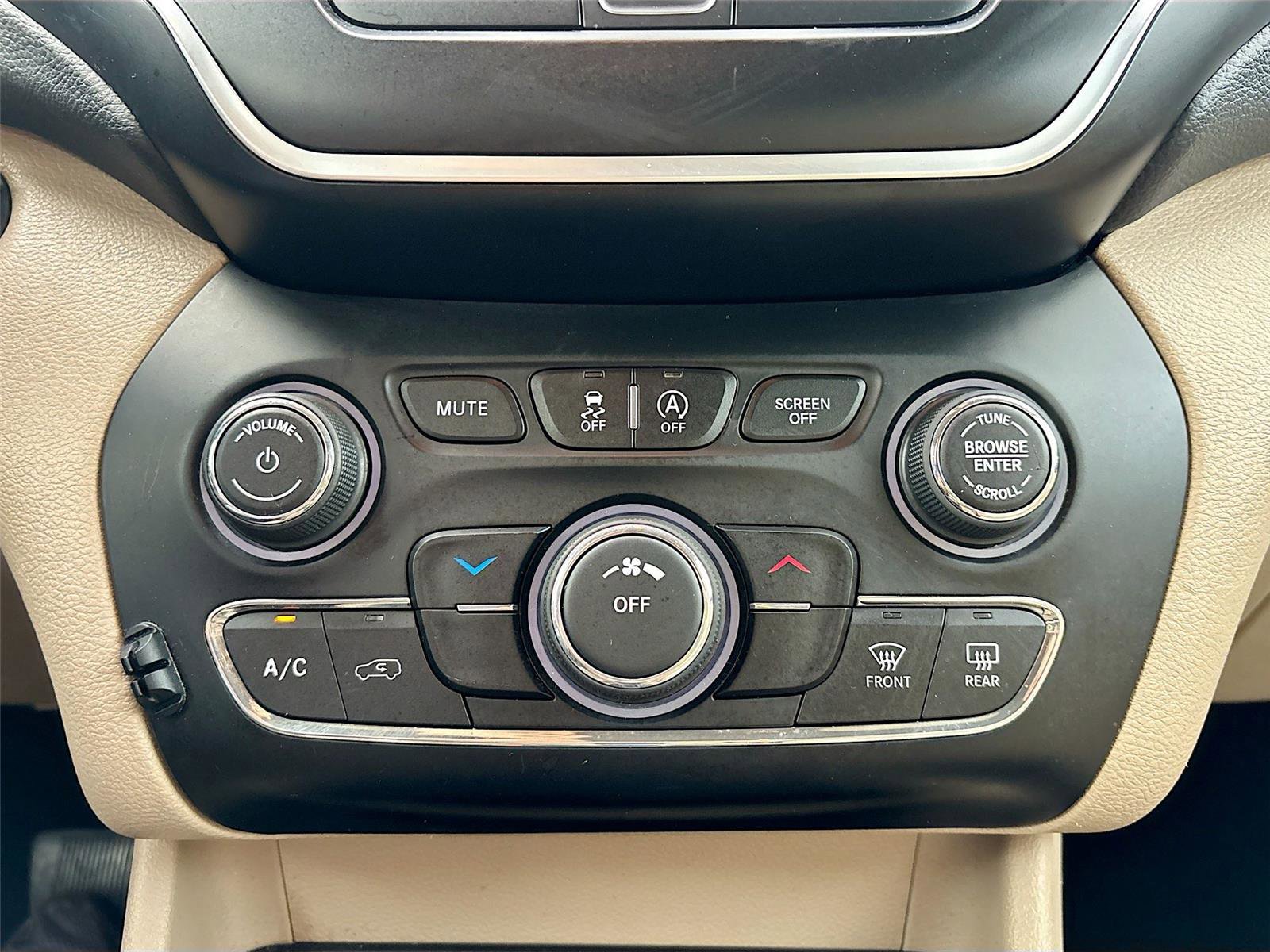 Used 2019 Jeep Cherokee Latitude w/ Popular Appearance Group image 16