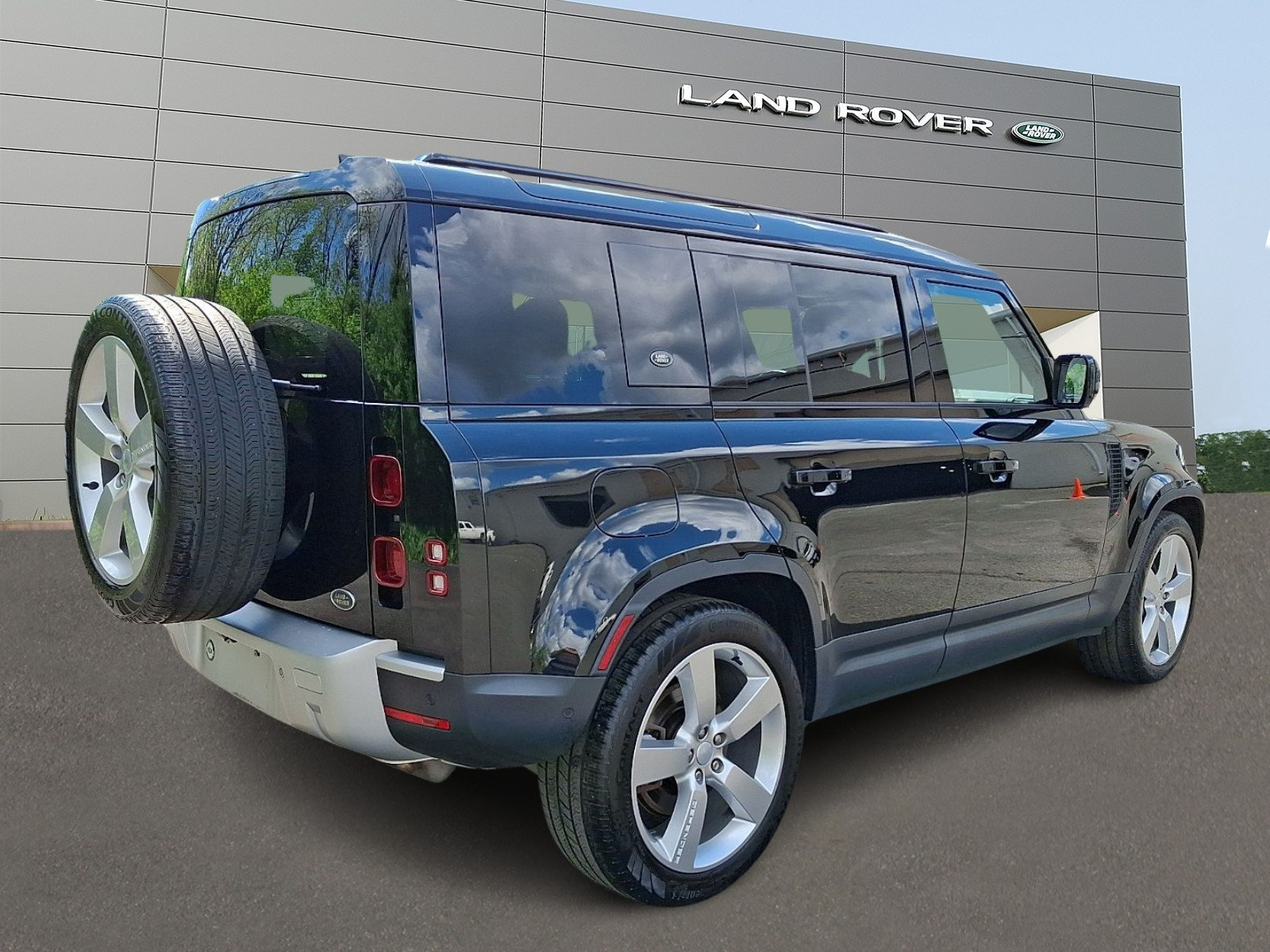 Used 2023 Land Rover Defender 110 SE AWD/4WD image 2